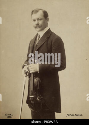 290 Franz Lehár (1870-1948) mit Geige 2 © Charles Scolik (1854-1928) Postkartenverlag Brüder Kohn Wien Nr 810 Banque D'Images