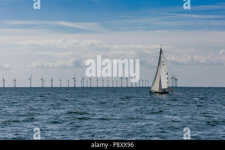 Moulins à vent dans la mer. Puissance du vent. Énergie verte. Développement durable. Centrale éolienne dans la mer Banque D'Images