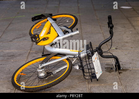 Une balade vélo part attendre le prochain client sur une rue de Paris, France Banque D'Images
