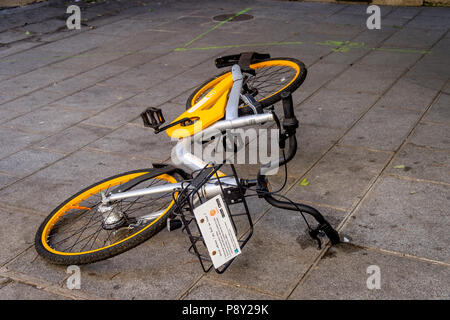 Une balade vélo part attendre le prochain client sur une rue de Paris, France Banque D'Images