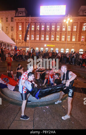 ZAGREB, CROATIE - Juillet 11, 2018 : les fans de football croate célébrant la victoire de la Croatie 2:1 contre l'Angleterre en coupe du monde de la Fifa 2018 semifinales dans l'eau fou Banque D'Images