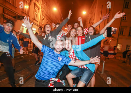 ZAGREB, CROATIE - Juillet 11, 2018 : les fans de football croate célébrant la victoire de la Croatie 2:1 contre l'Angleterre en demi finales de la Coupe du Monde FIFA 2018 sur le stre Banque D'Images