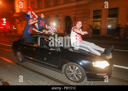ZAGREB, CROATIE - Juillet 11, 2018 : les fans de football croate célébrant la victoire de la Croatie 2:1 contre l'Angleterre en demi finales de la Coupe du Monde FIFA 2018 sur le stre Banque D'Images