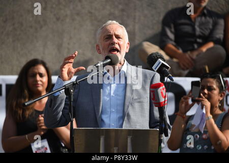 Leader du travail adresses Jeremy Corbyn une foule rassemblée pour protester contre la visite du président américain Donald Trump à Trafalgar Square, Londres. Banque D'Images