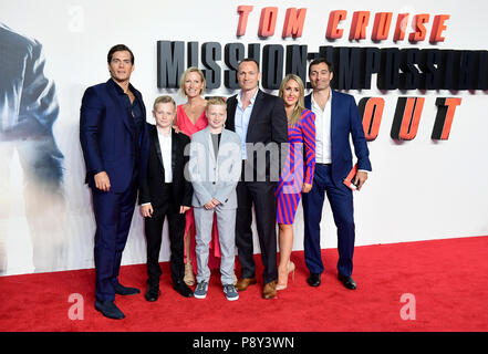 Henry Cavill avec ses frères Nick (au centre) et les piles (à droite) et la famille participant à la Mission : Impossible Fallout première au BFI Imax, Waterloo, London. Banque D'Images