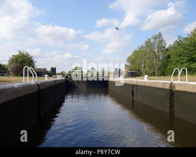 Canal and River Trust longtemps Sandall Lock près de Doncaster s'ouvre et se ferme pour me permettre dans l'écluse. vu par boater Banque D'Images