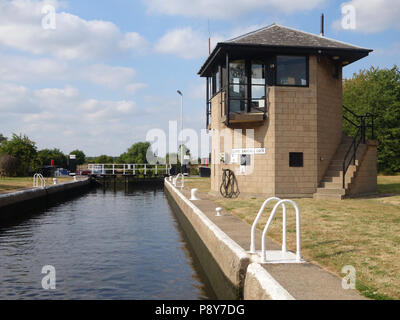 Canal and River Trust longtemps Sandall Lock près de Doncaster s'ouvre et se ferme pour me permettre dans l'écluse vu par boater Banque D'Images