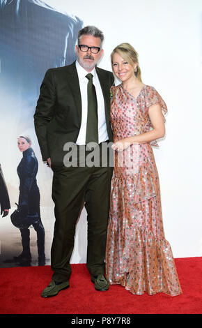 Christopher McQuarrie et épouse Heather McQuarrie participant à la Mission : Impossible Fallout première au BFI Imax, Waterloo, London. Banque D'Images