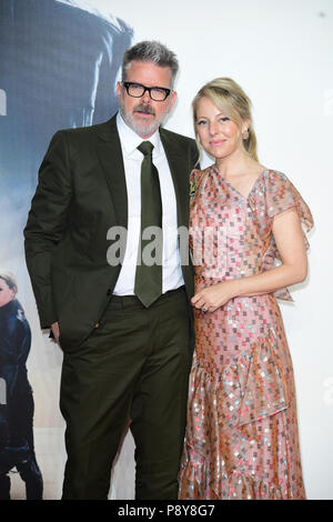 Christopher McQuarrie et épouse Heather McQuarrie participant à la Mission : Impossible Fallout première au BFI Imax, Waterloo, London. Banque D'Images