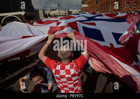 Les fans de football croate cheer au centre de Moscou avant le match de l'Angleterre contre la Croatie de la Coupe du Monde FIFA 2018 Russie Banque D'Images