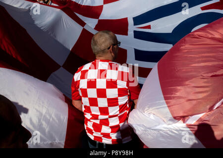 Les fans de football croate cheer au centre de Moscou avant le match de l'Angleterre contre la Croatie de la Coupe du Monde FIFA 2018 Russie Banque D'Images