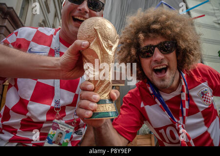 Les fans de football croate cheer au centre de Moscou avant le match de l'Angleterre contre la Croatie de la Coupe du Monde FIFA 2018 Russie Banque D'Images