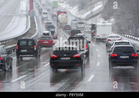 Lüdenscheid, Allemagne, ralentir la circulation sur l'autoroute A9 après les chutes de neige Banque D'Images