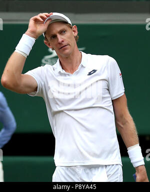 Kevin Anderson célèbre sa huitième édition de Wimbledon en Afrique du Sud,Battre la neuvième semence américaine John Isner 7-6 (8/6) 6-7 (5/7) 6-7 (9/11) 6-4 26-24 dans la plus longue demi-finale de l'histoire du tournoi le 11 e jour des championnats de Wimbledon au All England Lawn tennis and Croquet Club, Wimbledon.APPUYEZ SUR ASSOCIATION photo.Date de la photo : vendredi 13 juillet 2018.Voir PA Story tennis Wimbledon.Le crédit photo devrait se lire: Steven Paston/PA Wire.RESTRICTIONS : usage éditorial uniquement.Aucune utilisation commerciale sans le consentement écrit préalable de l'AELTC.Utilisation d'images fixes uniquement - pas de Mo Banque D'Images