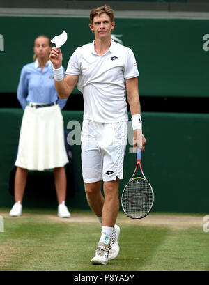 Huitième sud-africain Kevin Anderson semences célèbre qui a atteint sa première finale à Wimbledon, battant neuvième Américain John Isner semences 7-6 (8/6) 6-7 (5/7) 6-7 (9/11) 6-4 26-24 en demi-finale la plus longue dans l'tournamentâ sur l'histoire de onze jours le tournoi de Wimbledon au All England Lawn Tennis et croquet Club, Wimbledon. ASSOCIATION DE PRESSE Photo. Photo date : vendredi 13 juillet 2018. Voir l'histoire de Wimbledon TENNIS PA. Crédit photo doit se lire : Steven Paston/PA Wire. RESTRICTIONS : un usage éditorial uniquement. Pas d'utilisation commerciale sans l'accord préalable écrit de l'. PROFILS TÊTES L'utilisation de l'image fixe seulement - pas de mo Banque D'Images