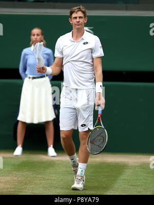 Kevin Anderson célèbre sa huitième édition de Wimbledon en Afrique du Sud, Battre la neuvième semence américaine John Isner 7-6 (8/6) 6-7 (5/7) 6-7 (9/11) 6-4 26-24 dans la plus longue demi-finale de l'histoire du tournoi le 11 e jour des championnats de Wimbledon au All England Lawn tennis and Croquet Club, Wimbledon. APPUYEZ SUR ASSOCIATION photo. Date de la photo : vendredi 13 juillet 2018. Voir PA Story TENNIS Wimbledon. Le crédit photo devrait se lire: Steven Paston/PA Wire. RESTRICTIONS: . Aucune utilisation commerciale sans le consentement écrit préalable de l'AELTC. Utilisation d'images fixes uniquement - aucune image mobile vers Banque D'Images