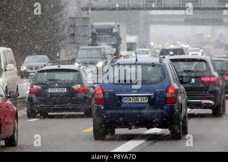 Munich, Allemagne, le trafic lourd des chutes de neige sur l'autoroute A8 Banque D'Images