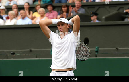 Huitième sud-africain Kevin Anderson semences célèbre qui a atteint sa première finale à Wimbledon, battant neuvième Américain John Isner semences 7-6 (8/6) 6-7 (5/7) 6-7 (9/11) 6-4 26-24 en demi-finale la plus longue dans l'tournamentâ sur l'histoire de onze jours le tournoi de Wimbledon au All England Lawn Tennis et croquet Club, Wimbledon. Banque D'Images