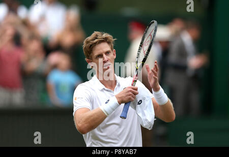 Huitième sud-africain Kevin Anderson semences célèbre qui a atteint sa première finale à Wimbledon, battant neuvième Américain John Isner semences 7-6 (8/6) 6-7 (5/7) 6-7 (9/11) 6-4 26-24 en demi-finale la plus longue dans l'tournamentâ sur l'histoire de onze jours le tournoi de Wimbledon au All England Lawn Tennis et croquet Club, Wimbledon. Banque D'Images