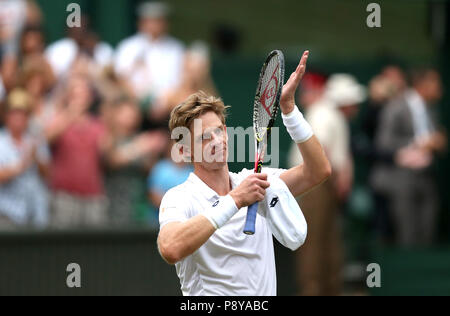 Kevin Anderson célèbre sa huitième édition de Wimbledon en Afrique du Sud,Battre la neuvième semence américaine John Isner 7-6 (8/6) 6-7 (5/7) 6-7 (9/11) 6-4 26-24 dans la plus longue demi-finale de l'histoire du tournoi le 11 e jour des championnats de Wimbledon au All England Lawn tennis and Croquet Club, Wimbledon. Banque D'Images