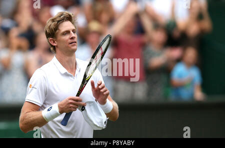 Kevin Anderson célèbre sa huitième édition de Wimbledon en Afrique du Sud, Battre la neuvième semence américaine John Isner 7-6 (8/6) 6-7 (5/7) 6-7 (9/11) 6-4 26-24 dans la plus longue demi-finale de l'histoire du tournoi le 11 e jour des championnats de Wimbledon au All England Lawn tennis and Croquet Club, Wimbledon. Banque D'Images