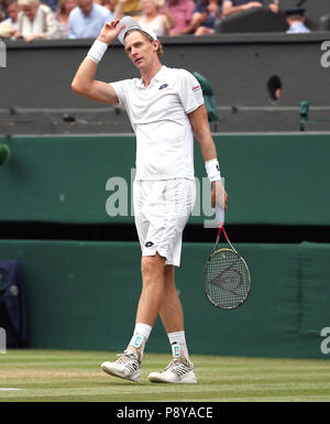 Kevin Anderson célèbre sa huitième édition de Wimbledon en Afrique du Sud,Battre la neuvième semence américaine John Isner 7-6 (8/6) 6-7 (5/7) 6-7 (9/11) 6-4 26-24 dans la plus longue demi-finale de l'histoire du tournoi le 11 e jour des championnats de Wimbledon au All England Lawn tennis and Croquet Club, Wimbledon. Banque D'Images