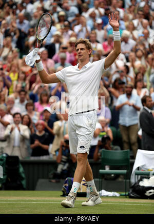 Huitième sud-africain Kevin Anderson semences célèbre qui a atteint sa première finale à Wimbledon, battant neuvième Américain John Isner semences 7-6 (8/6) 6-7 (5/7) 6-7 (9/11) 6-4 26-24 en demi-finale la plus longue dans l'histoire du tournoi au jour 11 de l'de Wimbledon à l'All England Lawn Tennis et croquet Club, Wimbledon. Banque D'Images