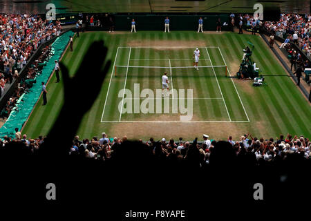 Kevin Anderson (fond de cour) célèbre en battant John Isner après son 7-6 (8/6) 6-7 (5/7) 6-7 (9/11) 6-4 26-24 win en demi-finale la plus longue dans l'histoire de l'tournamentÃ-s au jour 11 de l'de Wimbledon à l'All England Lawn Tennis et croquet Club, Wimbledon. Banque D'Images