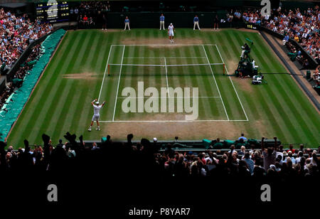 Kevin Anderson (fond de cour) célèbre en battant John Isner après son 7-6 (8/6) 6-7 (5/7) 6-7 (9/11) 6-4 26-24 win en demi-finale la plus longue dans l'histoire de l'tournamentÃ-s au jour 11 de l'de Wimbledon à l'All England Lawn Tennis et croquet Club, Wimbledon. Banque D'Images