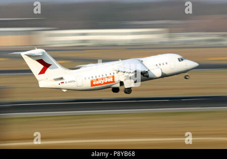 Berlin, Allemagne, par la compagnie aérienne easyJet British Aerospace 146-200 loué WDL Aviation au début Banque D'Images