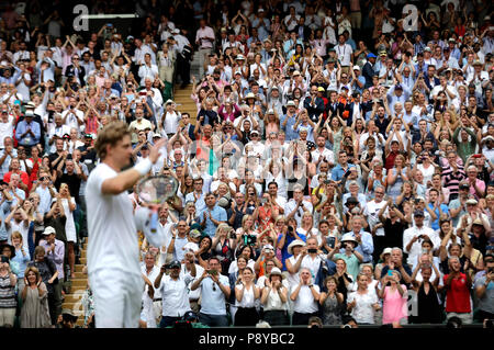 Kevin Anderson célèbre sa huitième édition de Wimbledon en Afrique du Sud, Battre la neuvième semence américaine John Isner 7-6 (8/6) 6-7 (5/7) 6-7 (9/11) 6-4 26-24 dans la plus longue demi-finale de l'histoire du tournoi le 11 e jour des championnats de Wimbledon au All England Lawn tennis and Croquet Club, Wimbledon. Banque D'Images