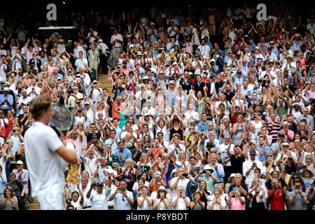 Kevin Anderson célèbre sa huitième édition de Wimbledon en Afrique du Sud, Battre la neuvième semence américaine John Isner 7-6 (8/6) 6-7 (5/7) 6-7 (9/11) 6-4 26-24 dans la plus longue demi-finale de l'histoire du tournoi le 11 e jour des championnats de Wimbledon au All England Lawn tennis and Croquet Club, Wimbledon. Banque D'Images