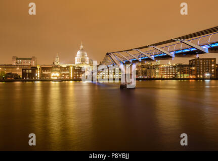 L'exposition longue vue paysage de la Cathédrale St Paul et la passerelle du millénaire de Londres la nuit avec des lumières reflétées dans la Tamise Banque D'Images