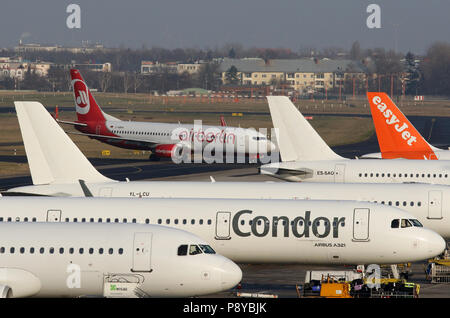 Berlin, Allemagne, les avions des compagnies aériennes Air Berlin, easyJet et Condor sur le tarmac de l'aéroport Berlin-Tegel Banque D'Images