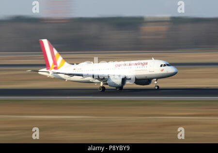 Berlin, Allemagne, l'Airbus A319 de la compagnie aérienne Germanwings sur la piste de l'aéroport Berlin-Tegel Banque D'Images