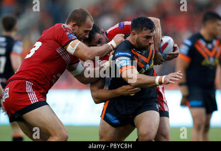 Castleford Tiger's Matt Cook est abordé par Salford Red Devils' Lee Mossop et Mark Flanagan au cours de la Super League Betfred match au stade AJ Bell, Salford. Banque D'Images
