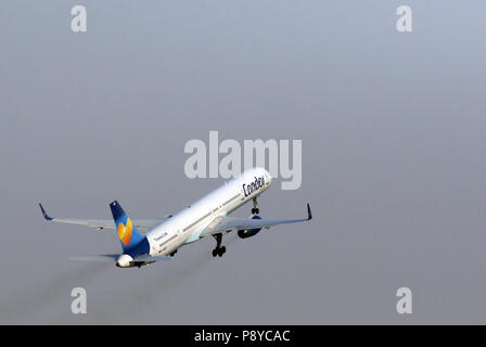 Berlin, Allemagne, Boeing 757-330 de la compagnie aérienne Condor après le début Banque D'Images