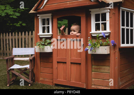 Bébé jouant dans le jardin Banque D'Images