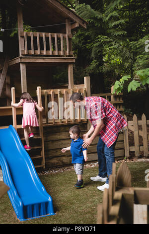 Le père avec son fils et sa fille dans le jardin Banque D'Images