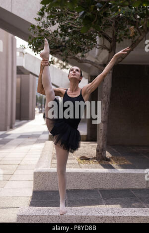 Woman performing ballet dans la ville Banque D'Images