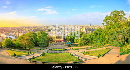 Panorama pittoresque de Paris au coucher du soleil et la ligne d'horizon au-dessus de Paris. Vue grand angle de l'escalier de l'église Sacré-Cœur à partir de la terrasse de la cathédrale, le plus haut point de la ville de Paris à Montmartre, en France. Banque D'Images