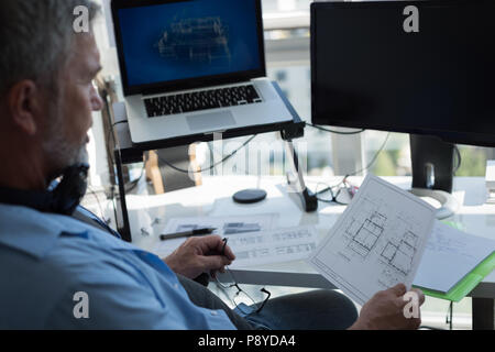 L'homme préparer sur l'ordinateur portable de conception architecturale Banque D'Images