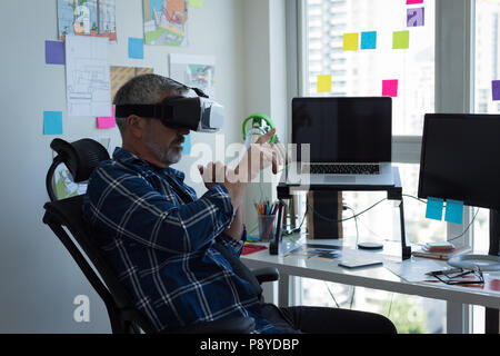 L'homme à l'aide de casque de réalité virtuelle à la maison Banque D'Images