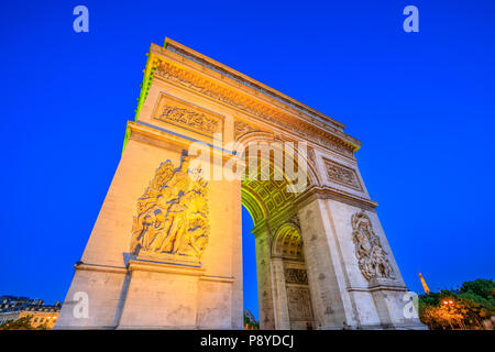 Paris, France - le 2 juillet 2017 : vue de la nuit de l'Arc de Triomphe au centre de la Place Charles de Gaulle. Vue de dessous Vue populaire à l'heure bleue avec la Tour Eiffel illuminée. Banque D'Images