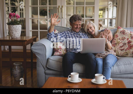 Couple un appel vidéo à la maison Banque D'Images