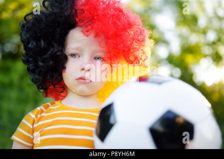 Peu triste enfant allemand pleurer sur sa perte de l'équipe nationale de football en championnat de soccer Banque D'Images