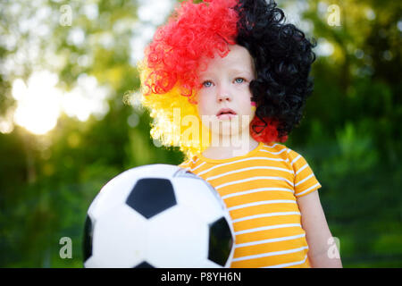 Peu triste enfant allemand pleurer sur sa perte de l'équipe nationale de football en championnat de soccer Banque D'Images