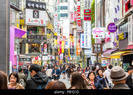 Les panneaux au-dessus des boutiques de Myeong-Dong, Séoul, Corée du Sud Banque D'Images