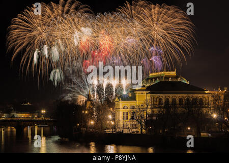 Nouvelle Année 2018 fireworks Prague sur la Vltava, le Théâtre National et l'architecture historique. Banque D'Images