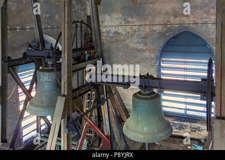 Deux cloches dans un tour de vieille église. Banque D'Images